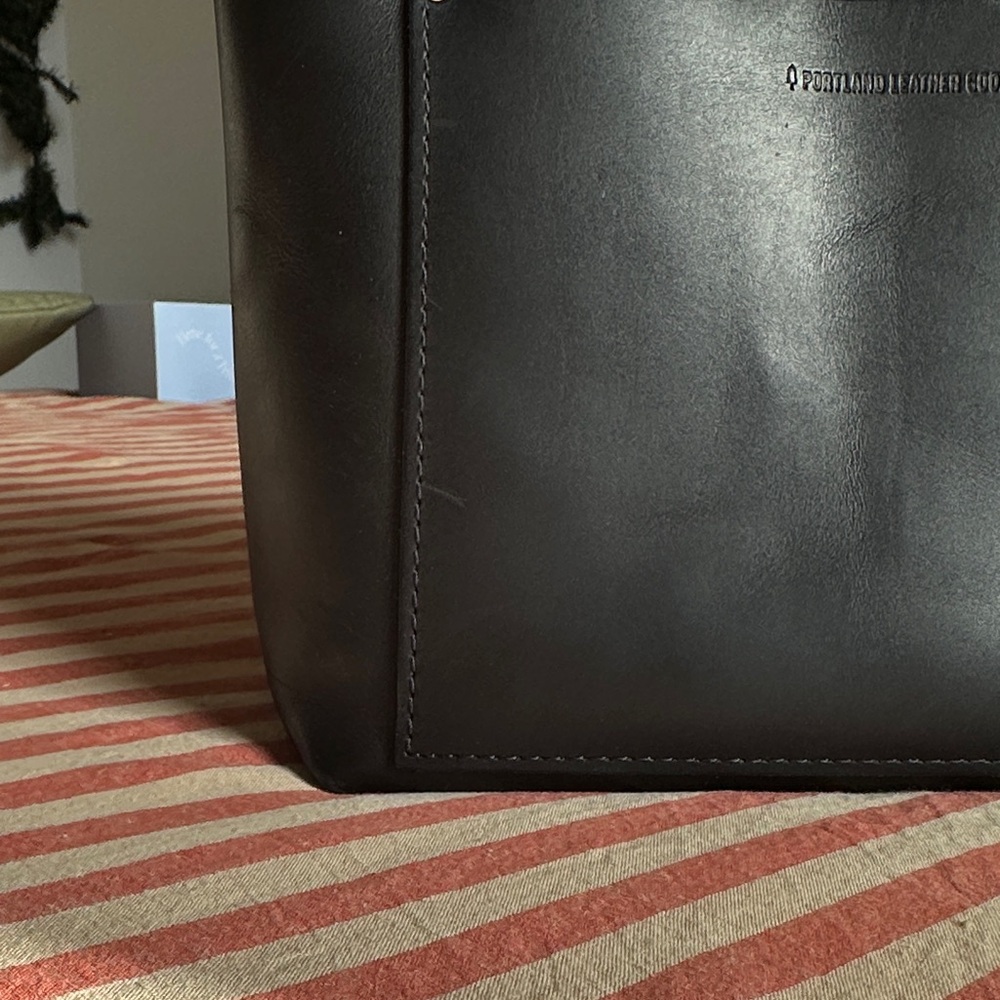 Portland Leather Sleek Black Bag - Picture 4 of 8
